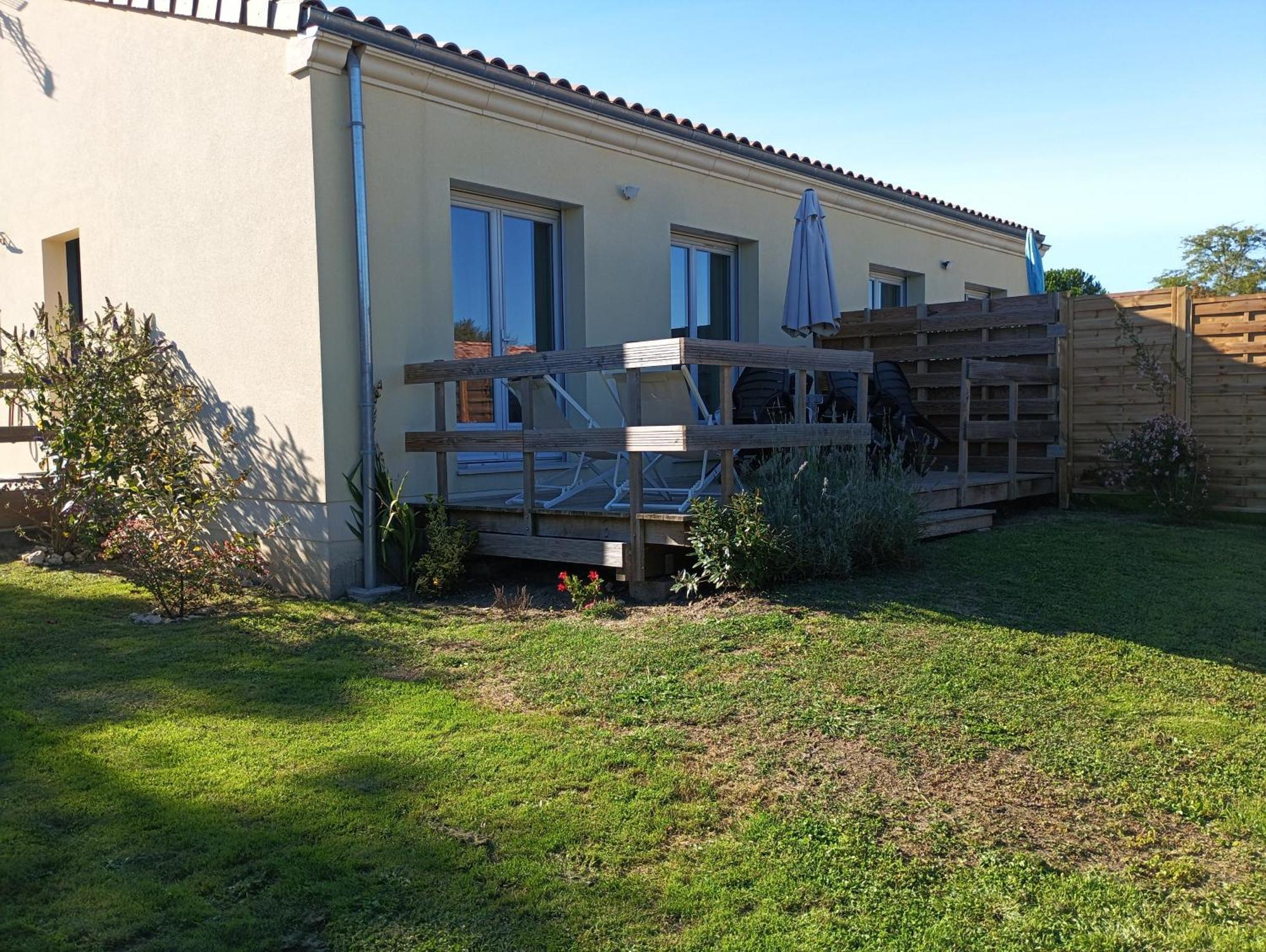 Meuble De Tourisme Classe 3 Etoiles Le Ptit Coin De Soleil - Saint Ciers D'Abzac Exterior photo